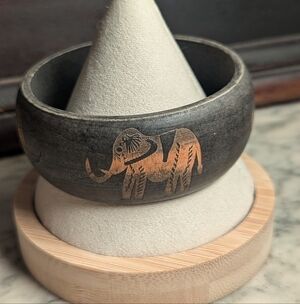 🐘 Bracelet Bangle Wooden Elephant hand painted 2.5" inner circle